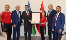 Aliyev’den milli halterci Cansu Bektaş’a özel madalya