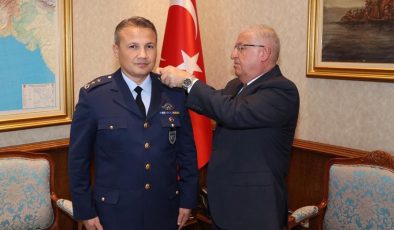 Bakan Güler, uzaya gidecek ilk Türk pilot Gezeravcı’ya yeni rütbesini taktı