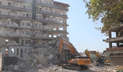 Hatay’da ağır hasarlı binaların kontrollü yıkımı sürüyor
