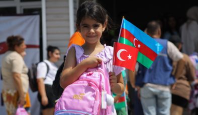 Azerbaycan’dan Depremzede Öğrencilere Kırtasiye Yardımı