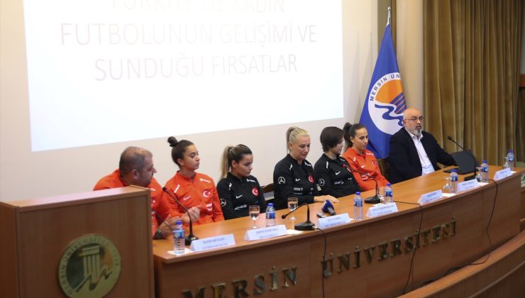 A Milli Kadın Futbol Takımı’nın teknik heyeti ve oyuncuları, öğrencilerle buluştu