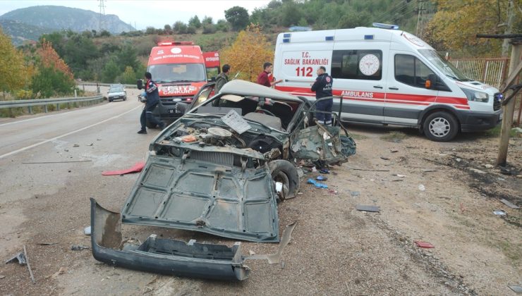 Adana’da iki otomobilin çarpıştığı kazada 1 kişi öldü, 3 kişi yaralandı