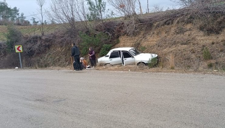 Adana’da şarampole savrulan otomobildeki 3 kişi yaralandı 