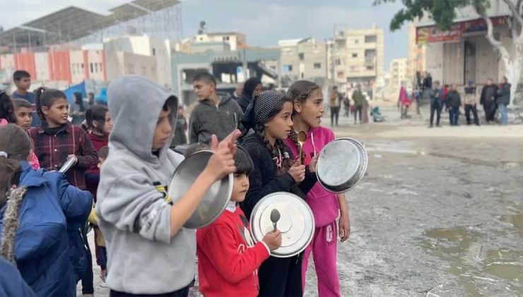 İsrail saldırıları altındaki Gazze’de çocuklar, yaşanan gıda kıtlığını protesto etti