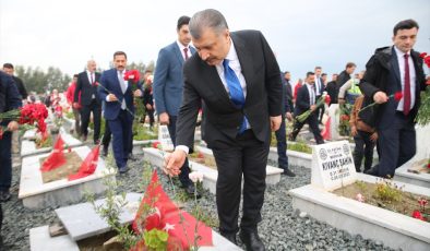Sağlık Bakanı Fahrettin Koca, Hatay’da mezarlık ziyaret etti