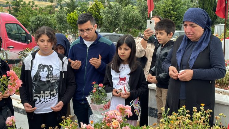 3 Kardeş, Depremde Ölen Anne Ve Babasının Mezarını Ziyaret Etti