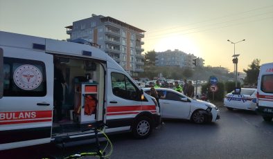 Hatay’da otomobilin çarptığı motosikletteki 4 kişi yaralandı