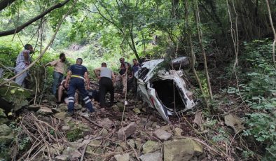 Uçuruma Yuvarlanan Otomobildeki 2 Kişi Yaralandı